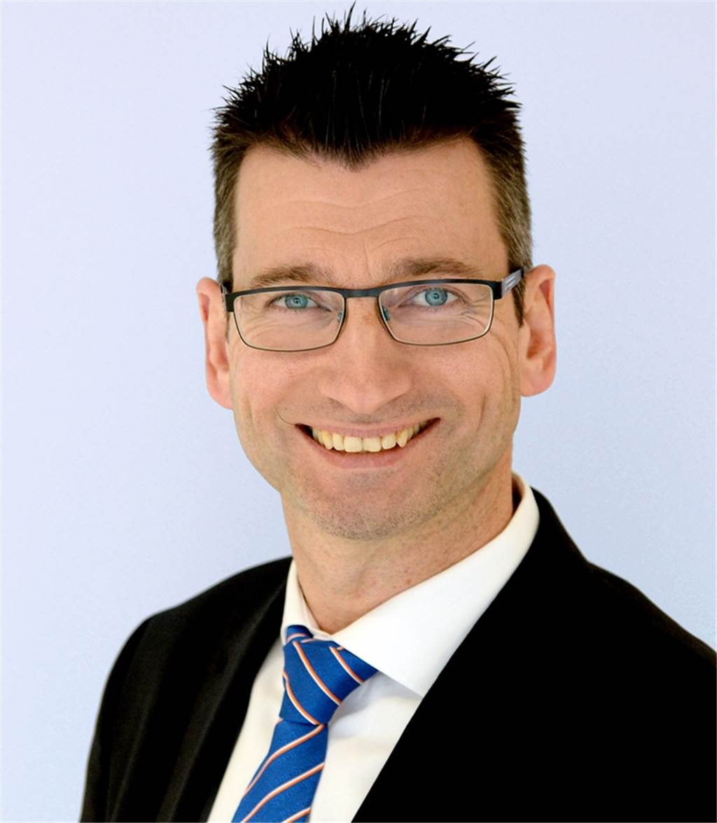 Abstimmen für die Joseph-Hennewig-Schule: Es geht um viel Geld Holger Althoff. Leiter der Sparda-Bankfiliale in Haltern, freut sich, dass die Joseph-Hennewig-Schule bei der Sparda-Spendenwahl mitmacht.