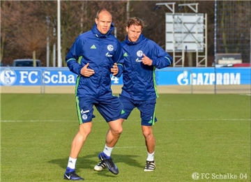 Holger Badstuber (l.) absolvierte am Donnerstag sein erstes Training auf Schalke.
