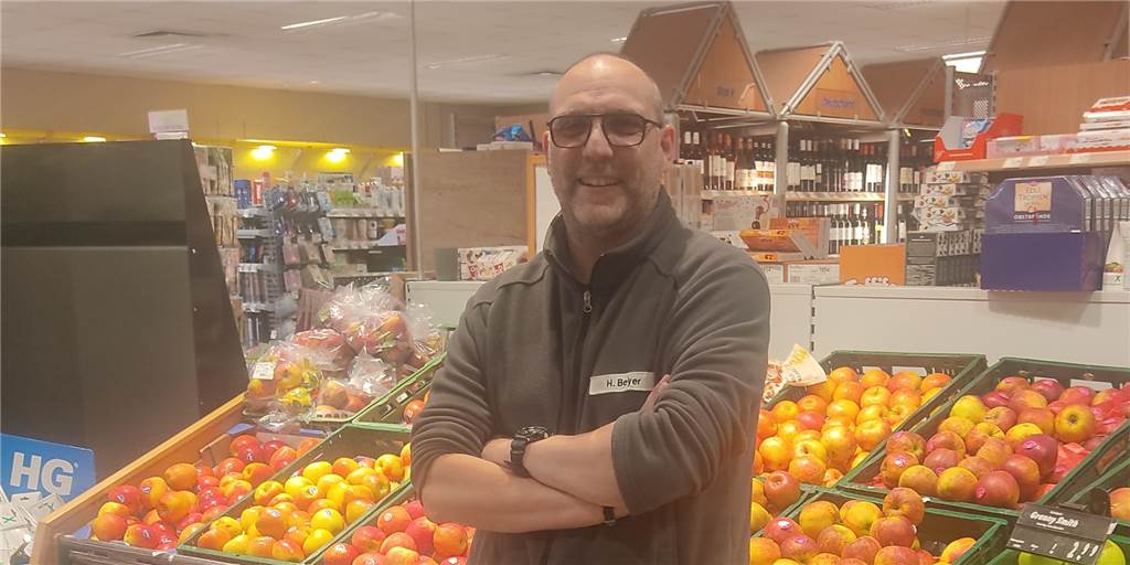Regale bleiben leer: Edeka-Besitzer Holger Beyer kämpft mit Lieferproblemen Holger Beyer steht im Edeka in Erle vor dem Äpfel-Sortiment.