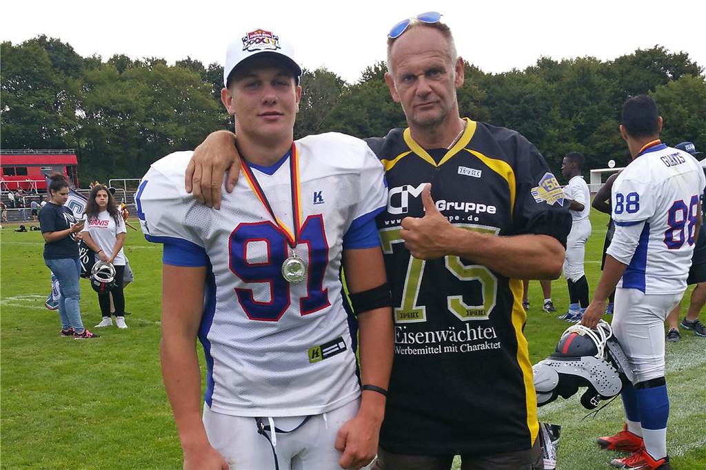 Premiere in Habinghorst: Soldaten stellten Castrop-Rauxeler Football-Team auf Holger Bombien (r), hier mit seinem Sohn Florian, spielte einst bei den Bengals Castrop-Rauxel-