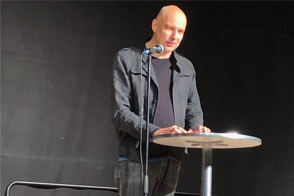 Theater am Fluss feiert Spielzeiteröffnung und eigene Theaterhalle Kulturbüro-Leiter Holger Ehrich freute sich über die Hallen-Übernahme des Theaters am Fluss: „Ab heute gehört die Halle Euch.“