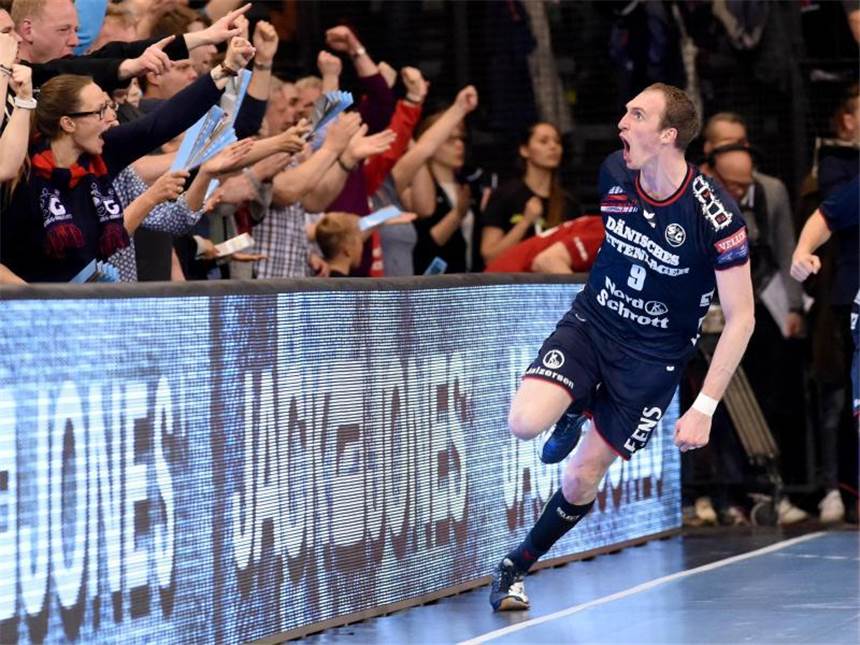 Weckruf für Löwen und Flensburg - Kiel souverän Holger Glandorf erzielte sieben Treffer für die Flensburger. Foto: Carsten Rehder