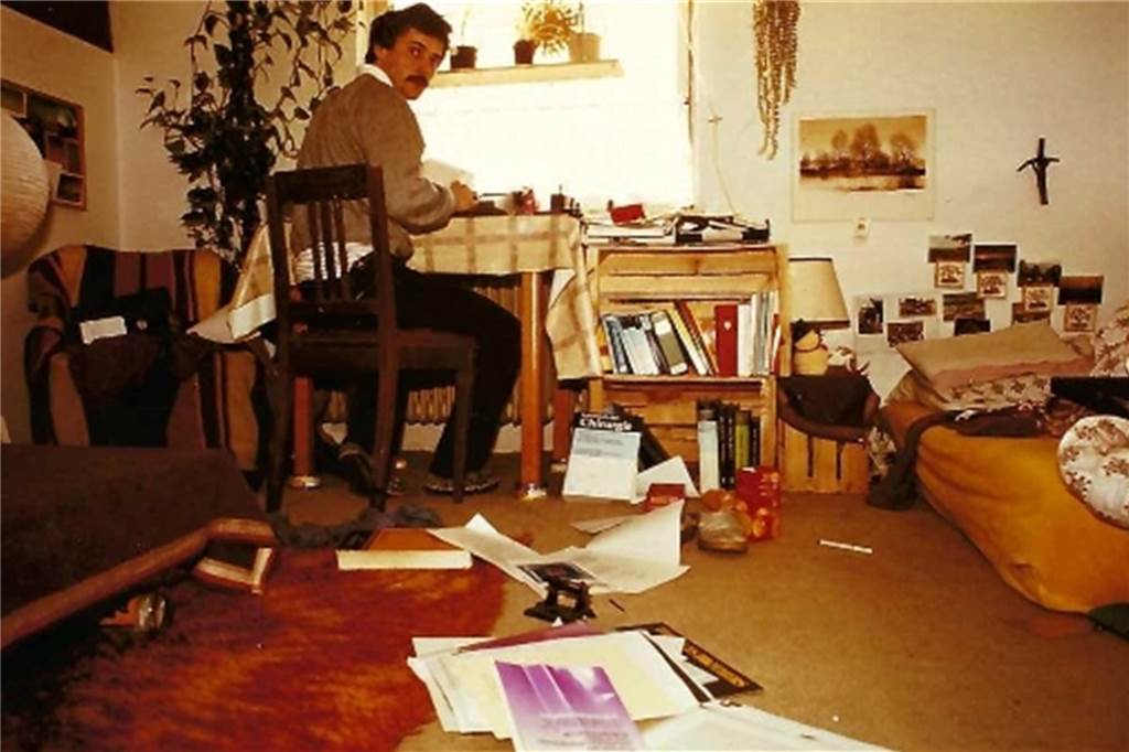 Holger Knapp paukt in der Studentenbude in Marburg: Das Bild ist aus dem Jahr 1985.