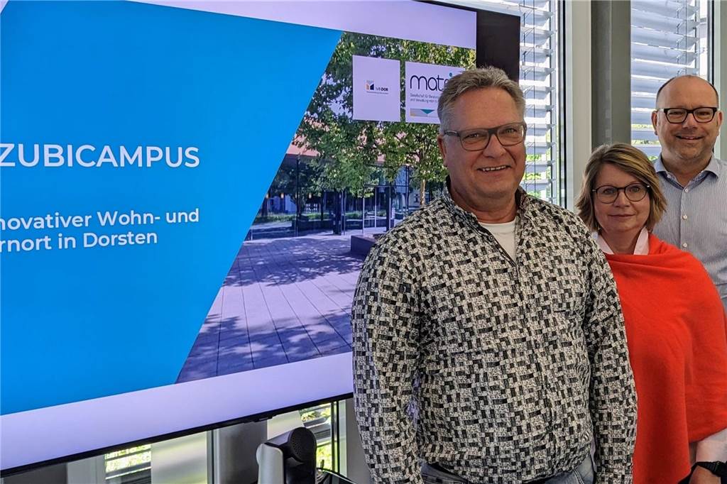 „Meilenstein für die Region“: Neue Pläne für altes Petrinum-Gebäude Holger Lohse, Nina Laubenthal (Stadtspitze) und Markus Funk (WinDor-Geschäftsführer)
