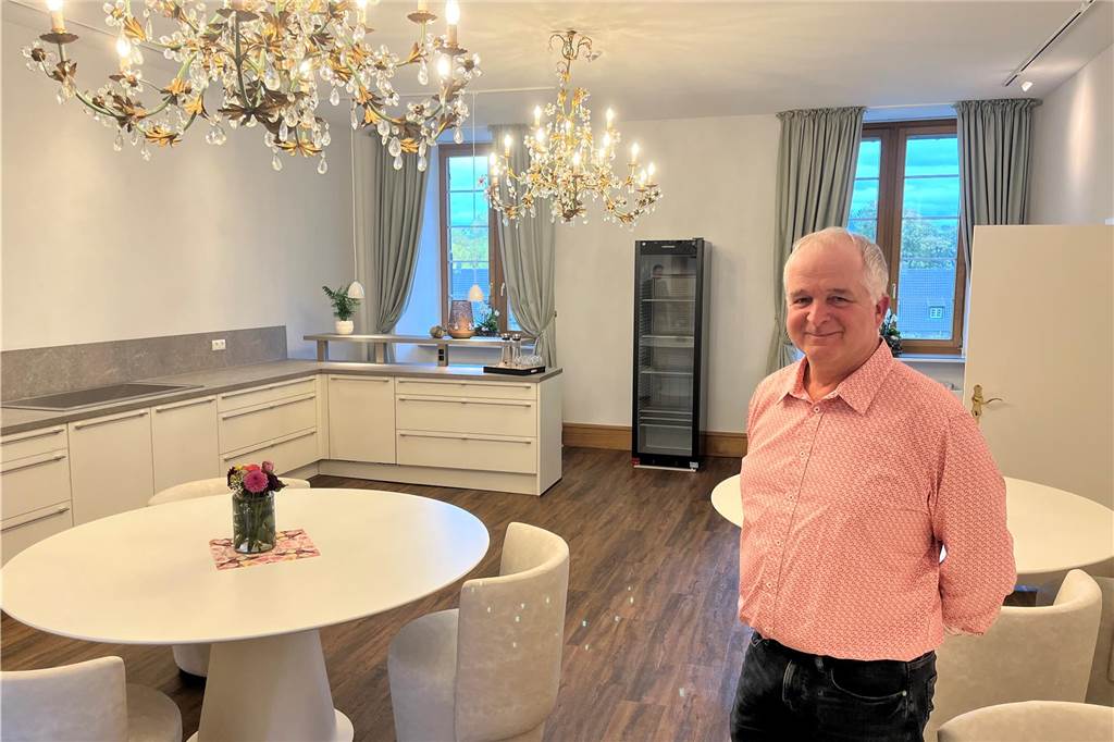 Tagesklinik im Schloss Lembeck geht in den Betrieb Holger Mengelberg zeigt den Raum, in dem gemeinsame Mahlzeiten eingenommen werden.
