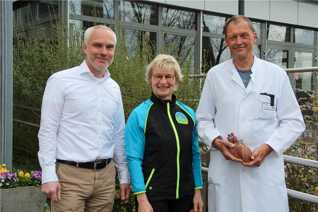 Christa Burmeister (67) hilft seit 40 Jahren Herz-Kreislauferkrankten Holger Stabenau (Vorsitzender des Castroper Turnvereins), Christa Burmeister (Leiterin Herzsport) und Dr. Jürgen Jahn (EvK-Chefarzt Kardiologie).