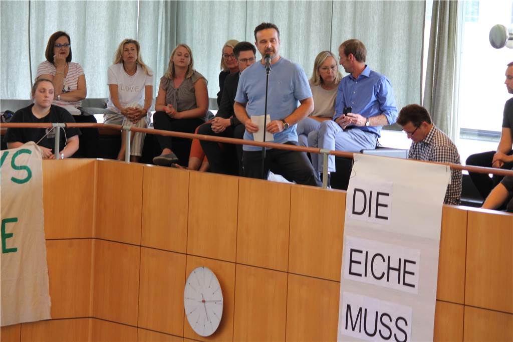 Holger Steiner bei der Bürgerfragestunde vor der Ratssitzung am 4. Juli 2019: Hier spricht er für den Aktionskreis "Rettet die alte Eiche".