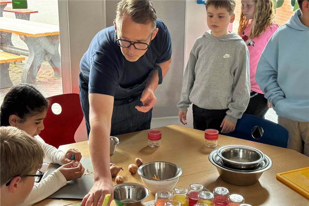 Uhlandschule gewinnt Bundes-Wettbewerb: Star-Koch Holger Stromberg kocht Holger Stromberg erklärte den Kindern, wie sie Knoblauch am besten schälen und wie man einen Blumenkohl am besten schneidet.