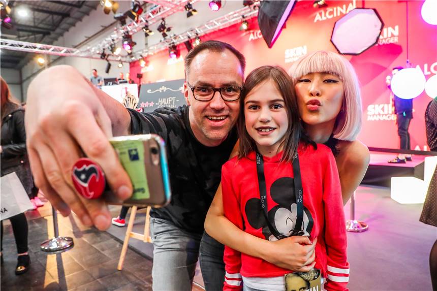 So funktioniert die Welt der neuen Werbeikonen Holger und Sophia Kolbinger machen ein Selfie mit Anh.