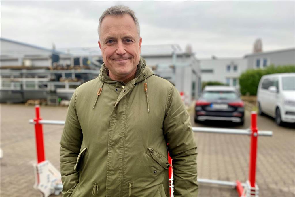 Unternehmen fährt Produktion von Anti-Terror-Sperren hoch Holger Wennrich ist Geschäftsführer des Herner Stadtmarketings. Im Hintergrund steht eine der rot-weißen Trucksperren.