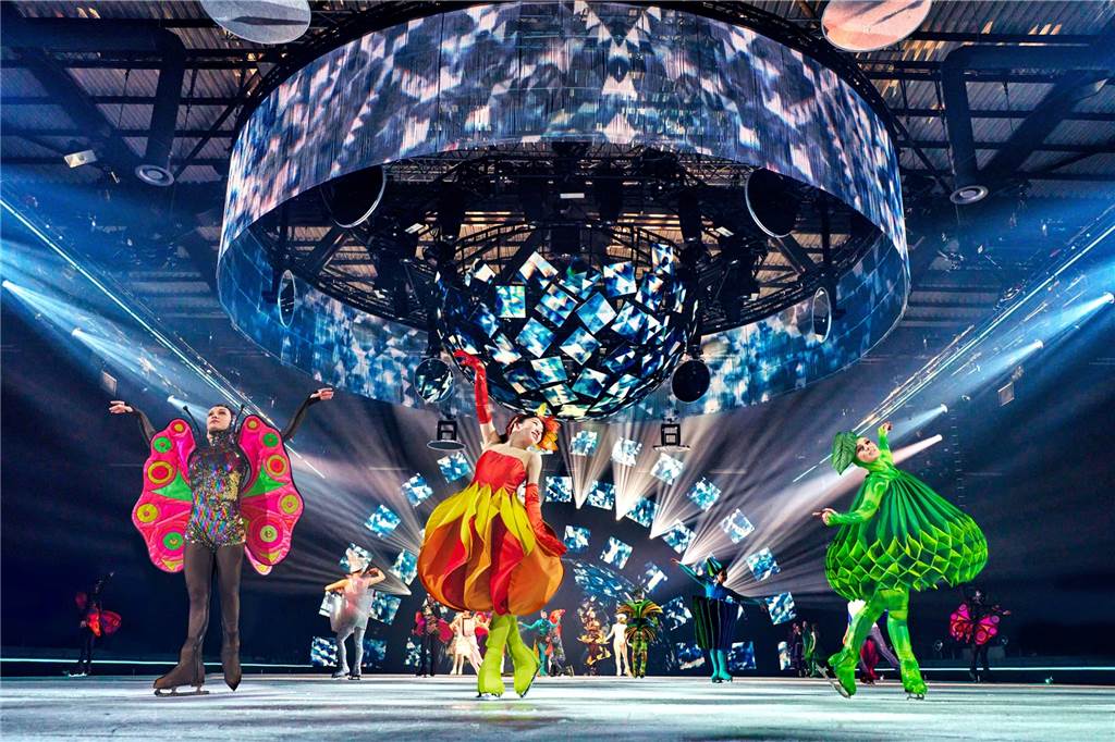 Theater, Shows, Konzerte: Weihnachtliches für die ganze Familie tänzer bei holiday on ice auf der eisbahn