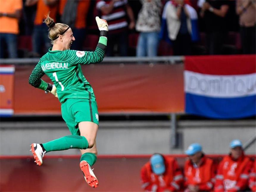 Euphorie soll Niederlande zum EM-Titel tragen Hollands Torfrau Sari van Veenendaal freut sich auf das EM-Finale. Foto: Mike Egerton