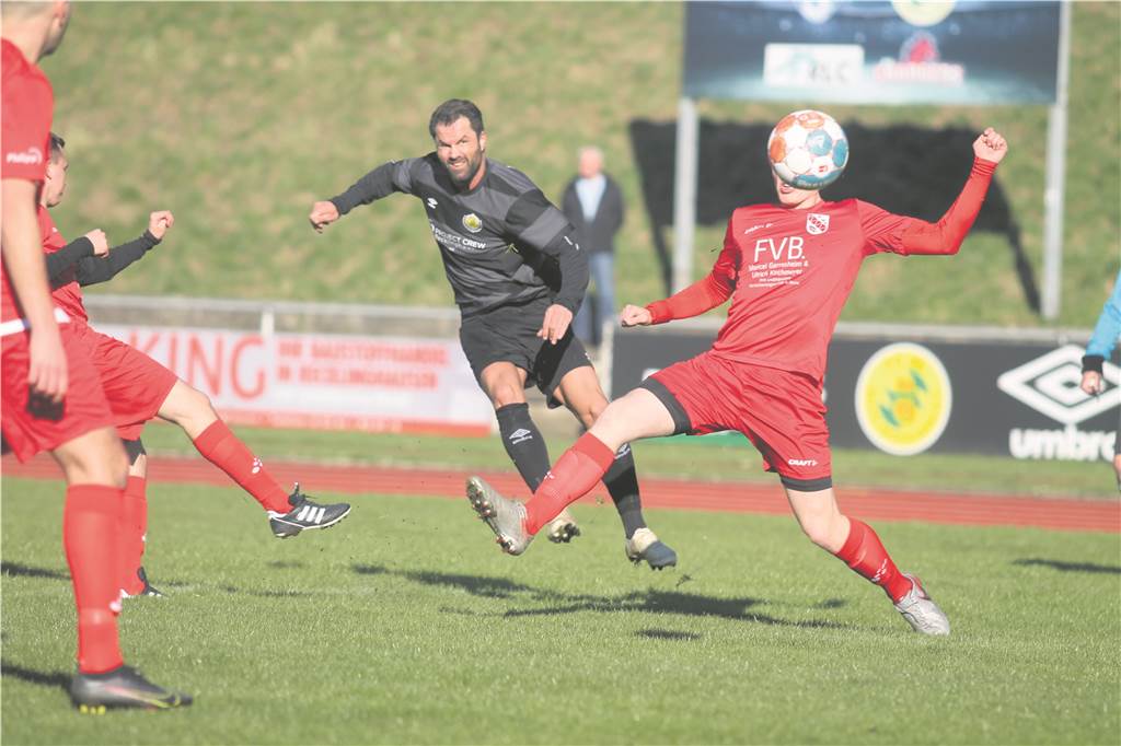 Kreisliga-Torjäger beweist auch mit 34 Jahren Standvermögen im Duell um die Krone Holte die "Krone" in der Kreisliga A2 erst am letzten Spieltag: Dejan Petrovic (FC 96 Recklinghausen).
