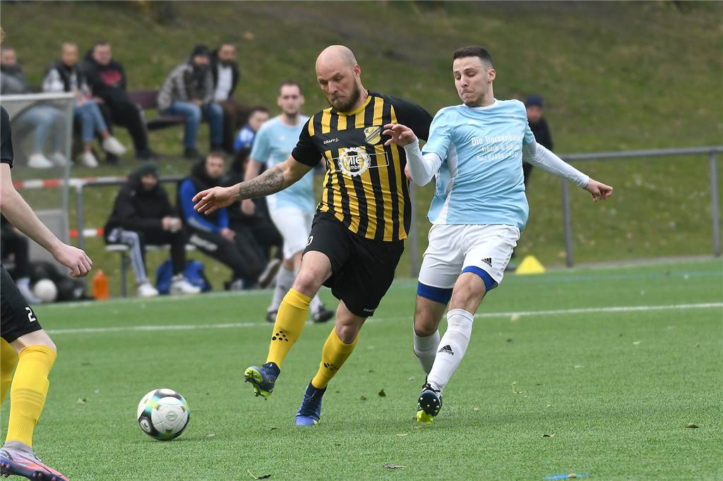 Steigt das Duell der Kreisliga-Giganten ohne den 60-Tore-Goalgetter? Holthausens Goalgetter Christopher Rupieper (l) hat auch schon für die SG Castrop und die Spvg Schwerin gespielt.
