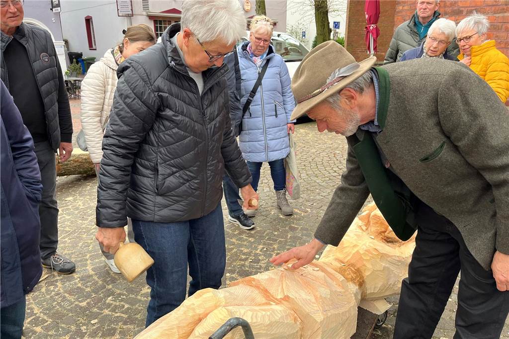 Künstler und Halternerin schauen sich die Christus-Figur an.