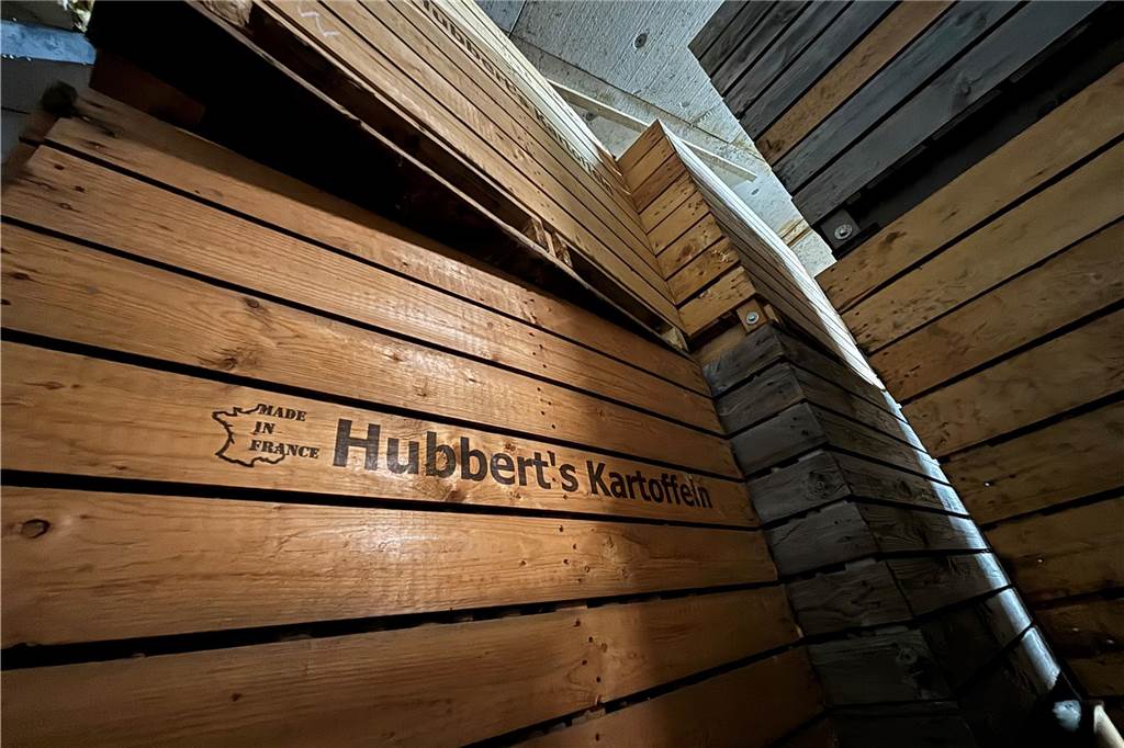 Rekordernte bei den Kartoffeln: Ein Besuch Landwirt Cornelius Hubbert Gestapelte Kartoffelkisten in der Scheune des Mengeder Bauernhofs.