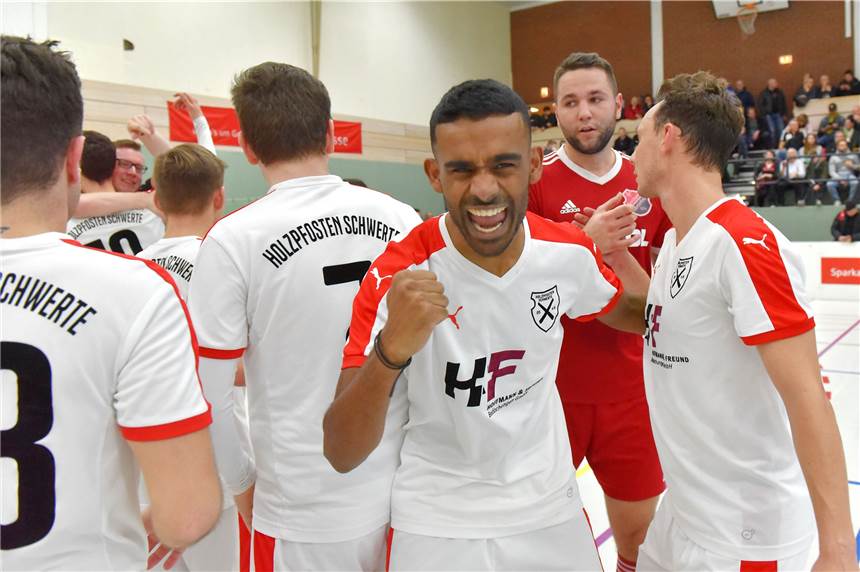 Alle Spielpläne, alle Uhrzeiten: So läuft das große Hallenfußball-Wochenende Holzpfosten Schwerte 05, das hier seinen Turniersieg 2019 bejubelt, geht nicht nur als Titelverteidiger in die Stadtmeisterschaft, sondern ist auch als Turnierausrichter gefragt.