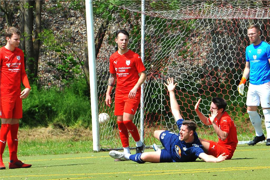 Zum Durchklicken: Mehr als 90 Fotos von sechs Fußballspielen des vergangenen Sonntags Holzpfosten Schwerte hat gegen den SV Oesbern mit 4:2 gewonnen.