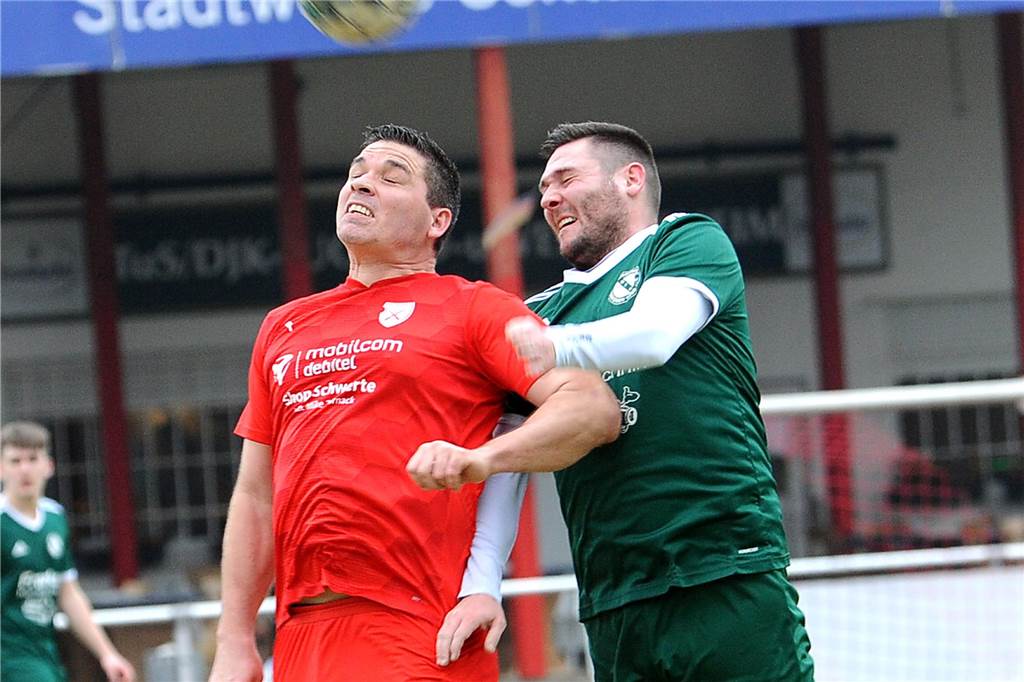 Zum Durchklicken: 66 Fotos vom zurückliegenden Schwerter Fußball-Wochenende Holzpfosten Schwerte hat gegen die 2. Mannschaft der Sportfreunde Hüingsen mit 4:2 gewonnen.