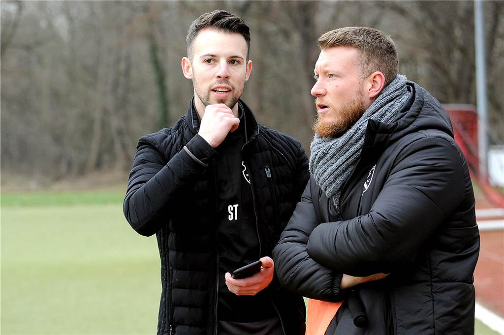 Aus Leistungsgründen: Holzpfosten-Spieler in die Zweite degradiert: Dort trifft er zum Sieg Holzpfosten-Trainer Sebastian Tenspolde (l.) erklärt seine Personalentscheidung.