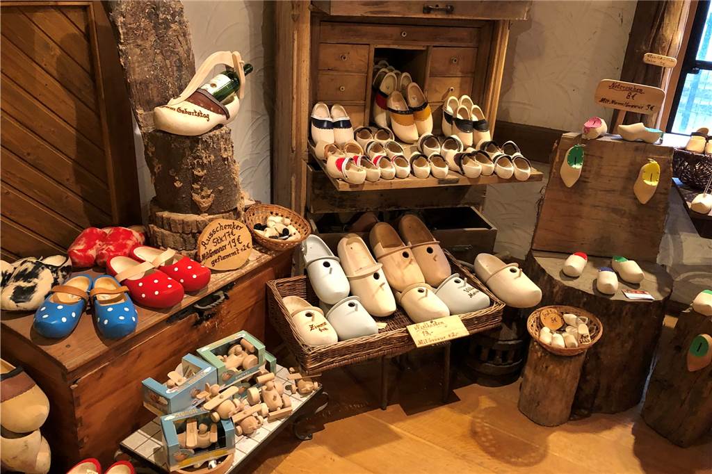 Holzschuh ist nicht gleich Holzschuh, wie man in der "Klompenstube" sehen kann.