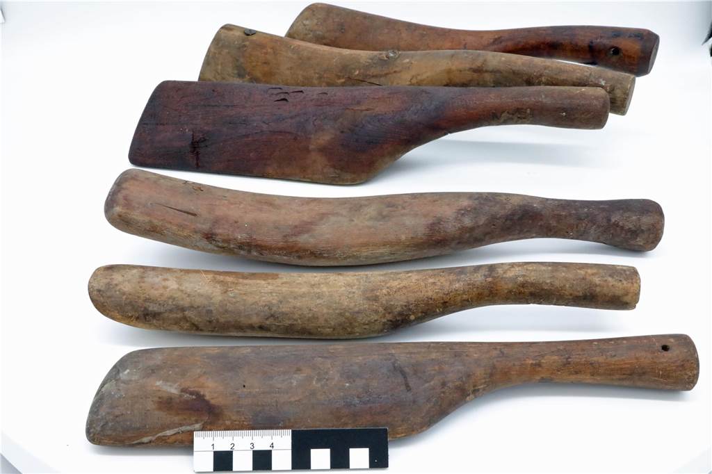 Rätsel gelöst Unbekannte Objekte gehören zur Werkstatt eines Spenglers Holzwerkzeuge mit Handgriff