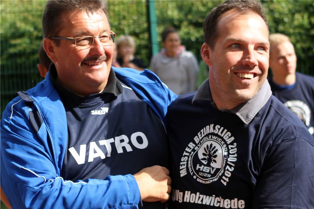 Sektdusche und Freudentränen: SV Holzwickede schafft den Aufstieg in die Landesliga Holzwickeder Meister-Macher: Trainer Karl-Friedrich Lösbrock (l.) und der Sportliche Leiter Oliver Pforr.