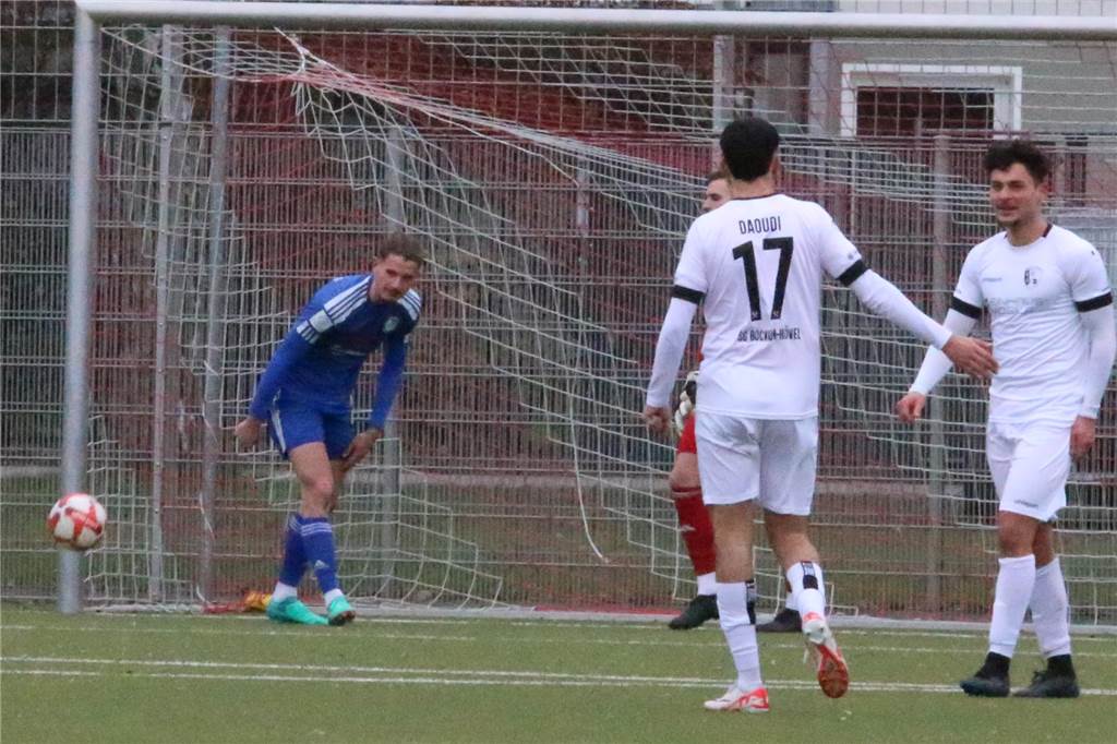 Holzwickeder SC gewinnt bei SG Bockum-Hövel in Unterzahl: Trotz Eigentor Holzwickedes Jan Nielinger (l.) unterlief nach 65 Minuten ein Eigentor zur 2:1-Führung der SG Bockum_Hövel.
