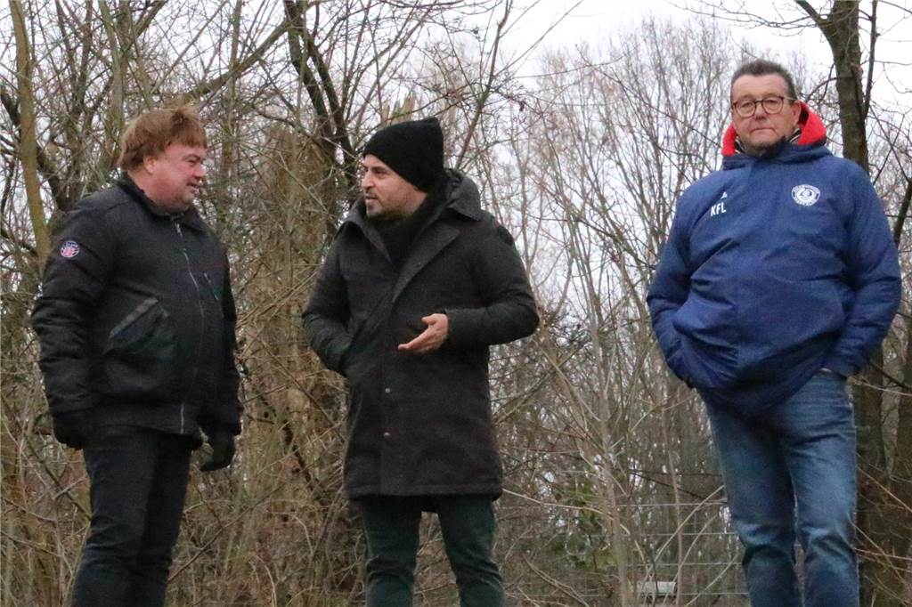 Holzwickeder SC gewinnt bei SG Bockum-Hövel in Unterzahl: Trotz Eigentor Holzwickedes künftiger Trainer Kurtulus Öztürk (M.) verfolgte das Spiel an der Seite von Karl-Friedrich Lösbrock (r.) von der Anhöhe aus.