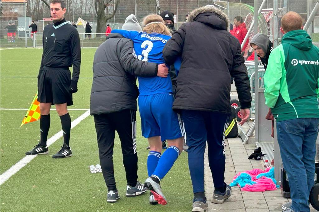 Holzwickedes Philipp Gödde zum neuen Trainer: „Die Mannschaft hat das positiv aufzunehmen“ Holzwickedes Moritz Keil (M.) musste am Sonntag verletzt das Feld verlassen.