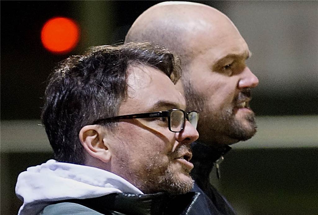 Seltene Trainer-Aushilfe: Holzwickeder SC besiegt FC Brünninghausen in letzter Minute Holzwickedes Sportchef Benjamin Hartlieb (vorne) - hier mit U23-Coach Claas Hoffmann - coachte den Oberligisten am Mittwoch.