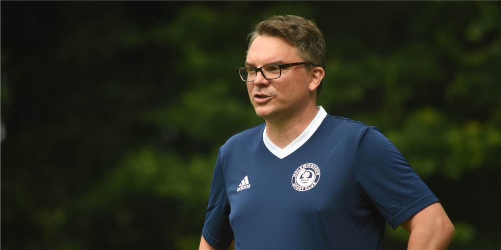 Trainer Benjamin Hartlieb funktioniert beim Holzwickeder SC einen Torjäger zum Abwehrspieler um Holzwickedes Trainer Benjamin Hartlieb hat einen Neuzugang auf fremder Positionen eingesetzt.