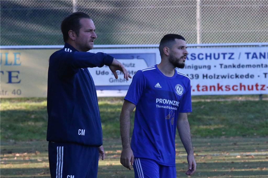 HSC-Trainer wechselt sich ein - Billmerich verliert: „Holzwickede liegt uns nicht“ Holzwickedes Trainer Claudio Marzolla (li.) wechselte sich im Spiel gegen BR Billmerich selbst ein.