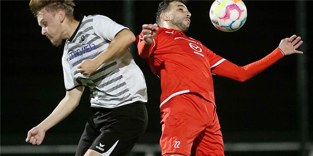 Hombruch besiegt Wickede nicht gerade souverän: „Ich musste in der Pause echt laut werden“ Ein Hombruch-Spieler (rote Trikots) stoppt den Ball mit der Brust.