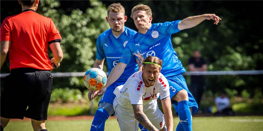Hombrucher SV: Leistungsträger kann mit Türkspor-Niederlage leben und drückt Profis Sprüche Hombruchs Benjamin Bielmeier (r.), hier im Duell mit Türkspors Marcel Reichwein.