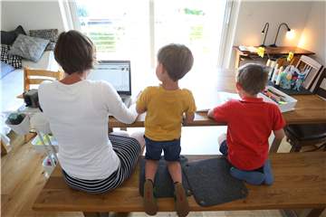 Homeoffice, Homeschooling und dann noch der Haushalt - viele Mütter sind schon seit Monaten extrem belastet.