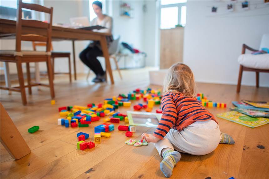 Homeoffice, Homeschooling und dann noch der Haushalt - viele Mütter sind schon seit Monaten extrem belastet.