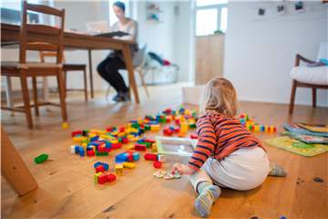Homeoffice, Homeschooling und dann noch der Haushalt - viele Mütter sind schon seit Monaten extrem belastet.