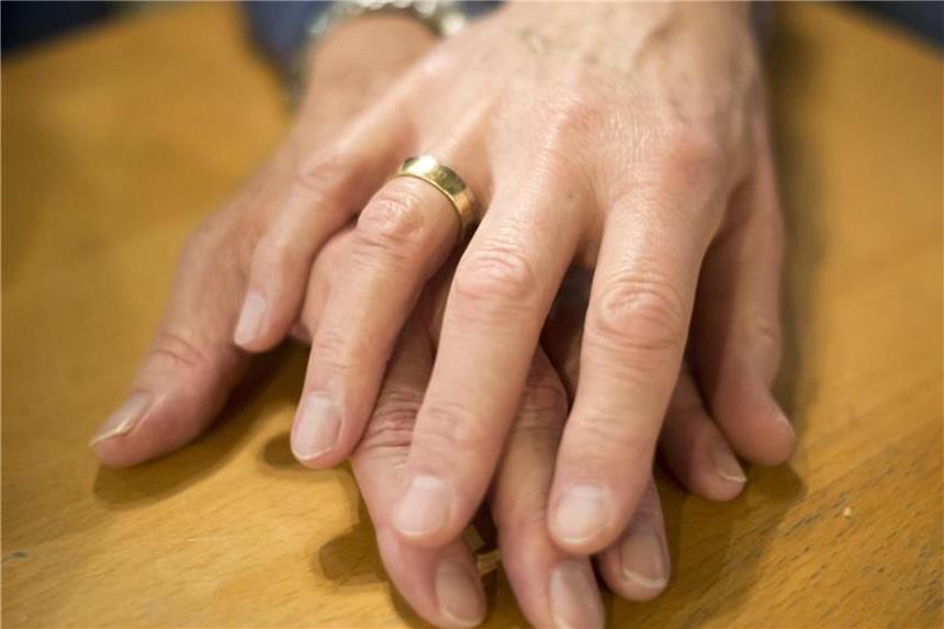 Schwule, Lesben und Klischees: „Wer ist bei euch der Mann?“ Homosexuelle Paare haben immer noch mit vielen Vorurteilen zu kämpfen. Foto: Daniel Naupold/dpa
