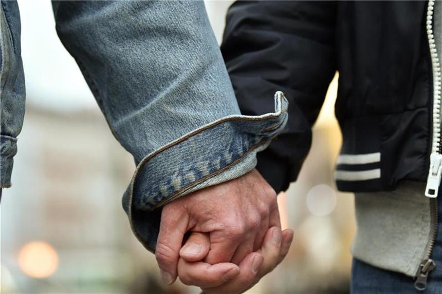 Die Ehe ist für alle da - ab Oktober Homosexuelle Paare können ab 1. Oktober zum Standesamt gehen und heiraten. Foto: Britta Pedersen/dpa-Zentralbild/dpa