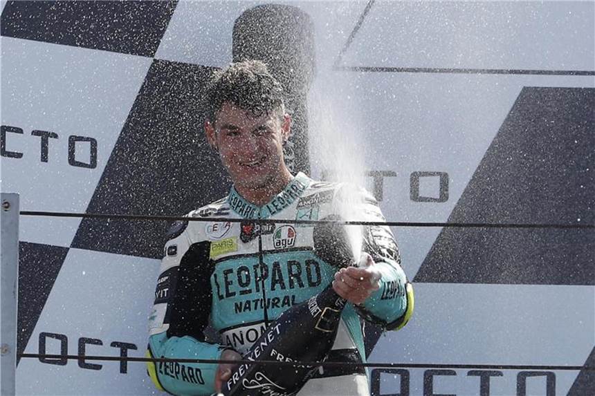 Motorrad-WM in Misano: Italiener Dalla Porta gewinnt Honda-Fahrer Lorenzo Dalla Porta lässt nach seinem Sieg den Korken knallen. Foto: Antonio Calanni/AP