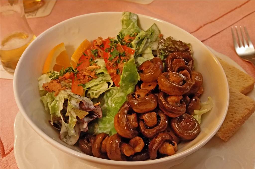 Schlemmen mitten im Grünen beim Traditionsgasthaus Voss in Quantwick Honigchampignons an frischen Salaten