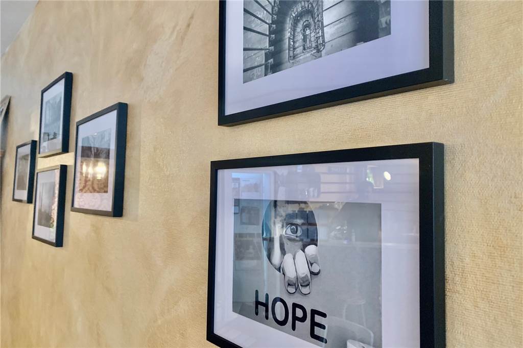 „Wenn es wieder möglich ist, wird gefeiert“: Ein Café gibt nicht auf Hope, die „Hoffnung“: Das Bild hängt im Café Note und drückt die Lage in der Gastronomie aus.