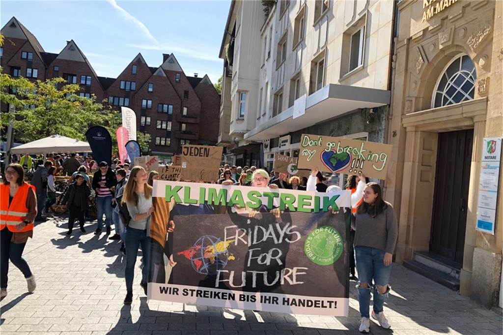 Klimastreik in Castrop-Rauxel: Demonstranten mit Zwiebeln beworfen „Hopp, hopp, hopp: Kohlestopp!“ rufen die Demonstranten auf dem Weg zum Rathaus.
