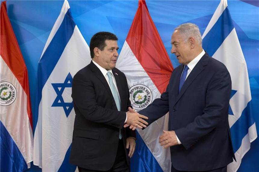 Paraguay verlegt Botschaft in Israel zurück nach Tel Aviv Horacio Cartes, damaliger Präsident von Paraguay, und Benjamin Netanjahu bei der Eröffnung der paraguayischen Botschaft in Jerusalem im Mai. Foto: Sebastian Scheiner/AP