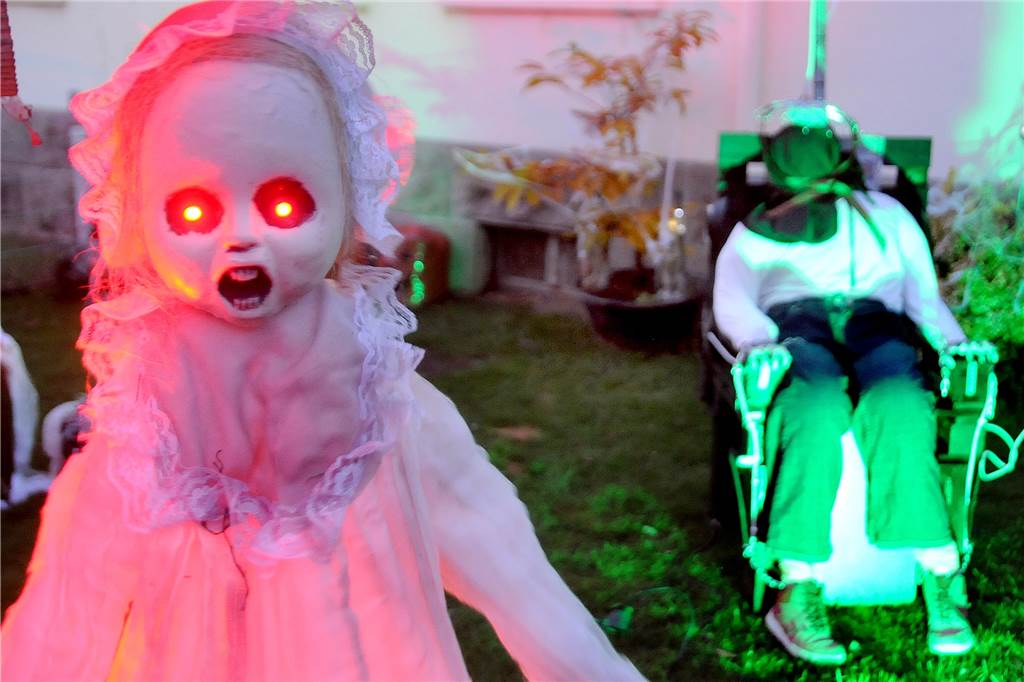 Das Horrorhaus von Geisecke im Video: Am elektrischen Stuhl vorbei zu den Zombies Horrorkinder und ein elektrischer Stuhl lehren Passanten schon vom Vorgarten aus das Gruseln.
