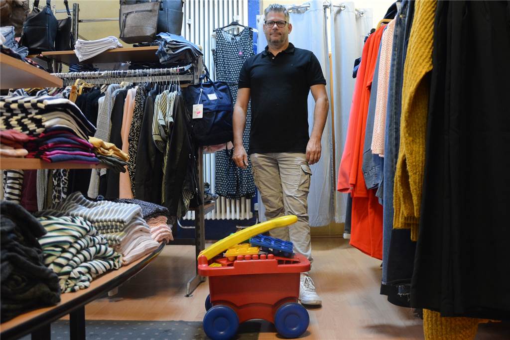 Wenn Männer den Bierkasten als Baby bezeichnen - die Parkplatznot junger Familien Horst Anders (49) in seinem Geschäft „Fashion & Lifestyle Anders“. Er hat immer was zum Spielen da.