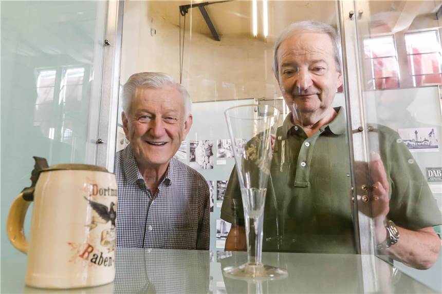 Horst Duffe (l.) und Udo Haegerbäumer haben als Ehrenamtliche den Aufbau der Sonderausstellung zur DAB-Geschichte unterstützt.