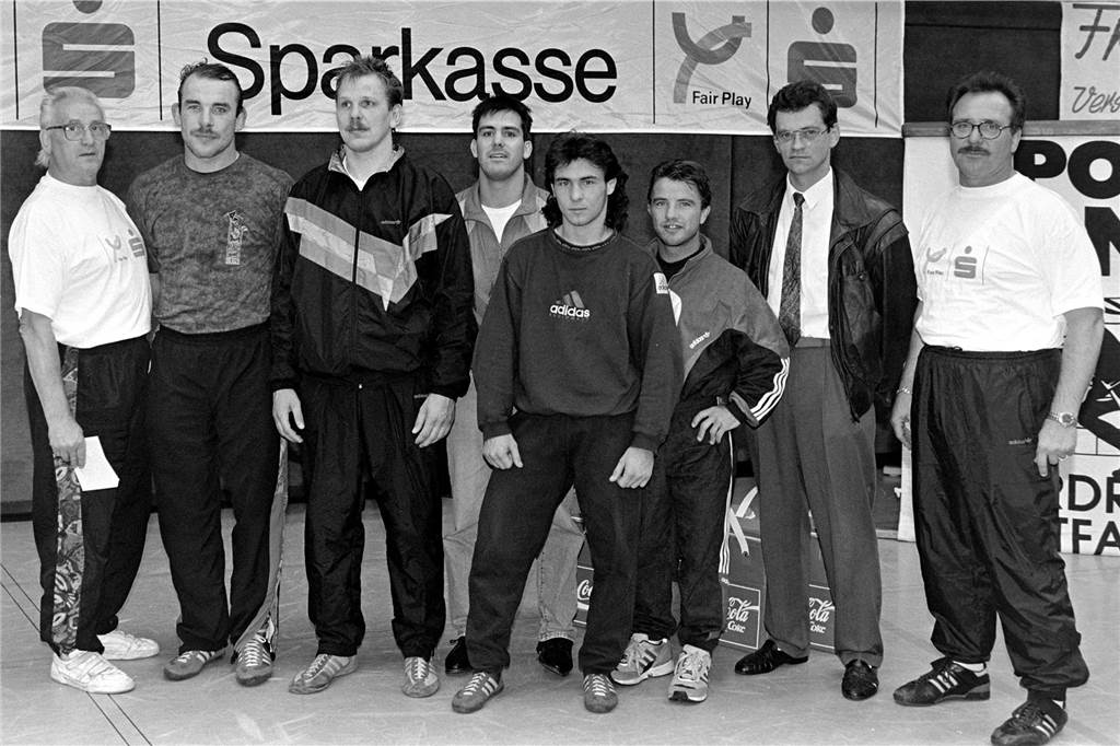 Horst Gehse feiert seinen 89. Geburtstag Horst Gehse posiert mit der Ringer-Mannschaft für ein Foto.