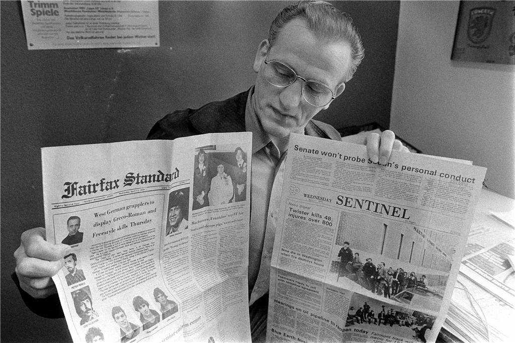 Horst Gehse feiert seinen 89. Geburtstag Horst Gehse hält Zeitungen aus den USA hoch.